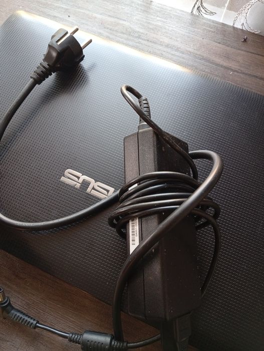 Продавам лаптоп Asus