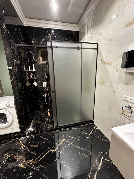 Стеклянные душевые кабинки и перегородки