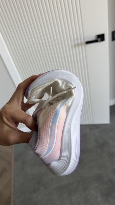 Продам женские  Кроссовки