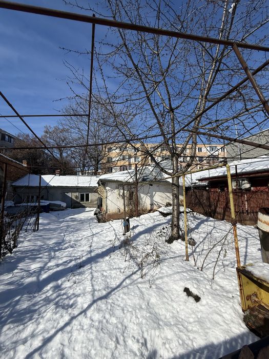 Vand teren cu casa batraneasca demolabila