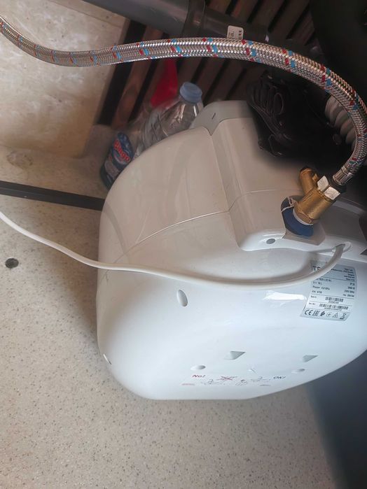 Вертикален бойлер 15л Теси - Чисто нов