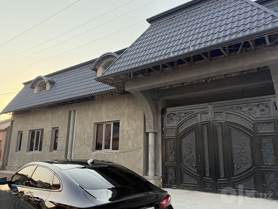 Уй сотилади Янгийол сентрда