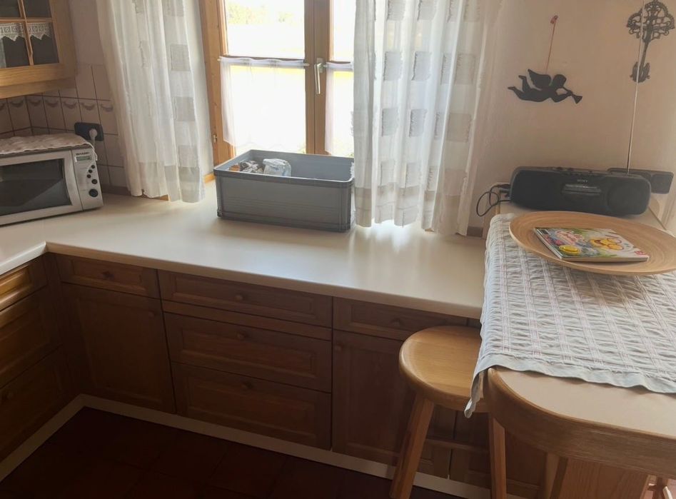 Mobilă bucătărie lemn masiv + insulă cu 2 scaune