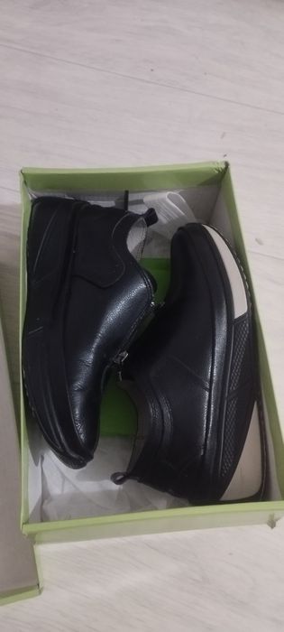 Срочно продам кроссовки