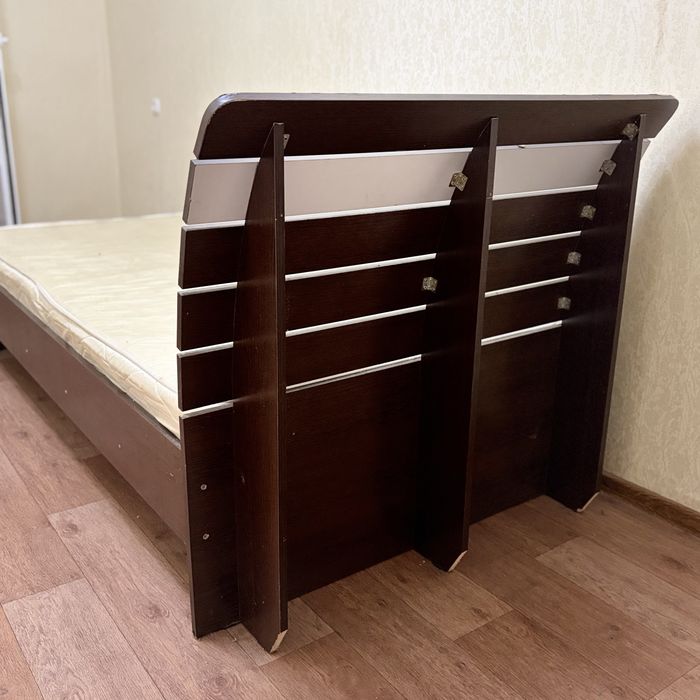 Продам кровать полуторку с матрасом