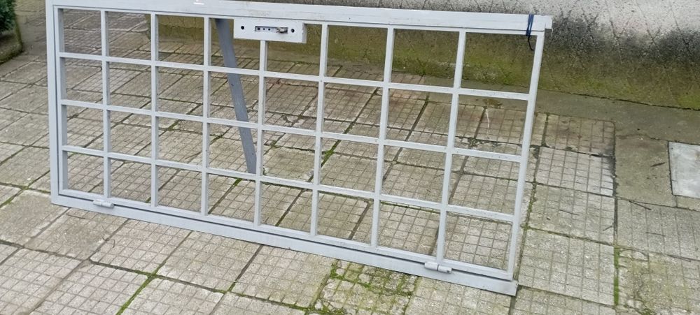 Метална преграгна входна врата