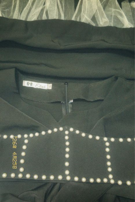 Чёрное платье с жемчугом и корсетом