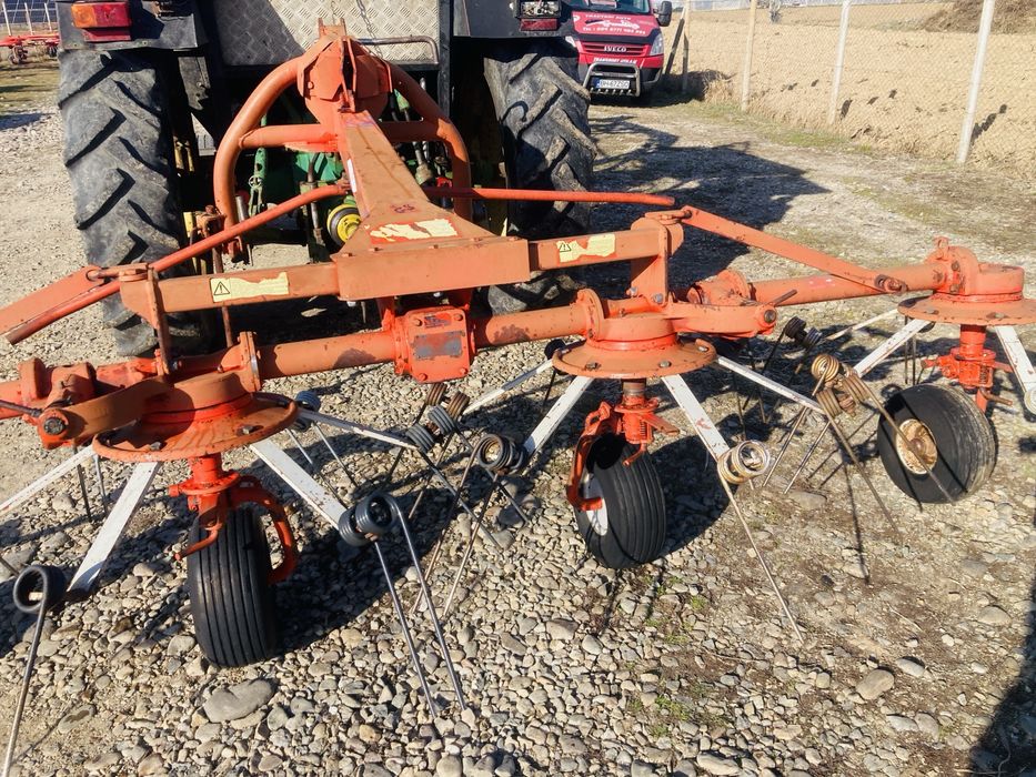 Grebla de risipit, imprastiat fan, iarba, paie Kuhn 4.40 m, roti late