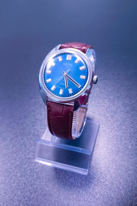 Часы Восток с синим циферблатом механизм 2409 на 17 камнях ЧЧЗ СССР