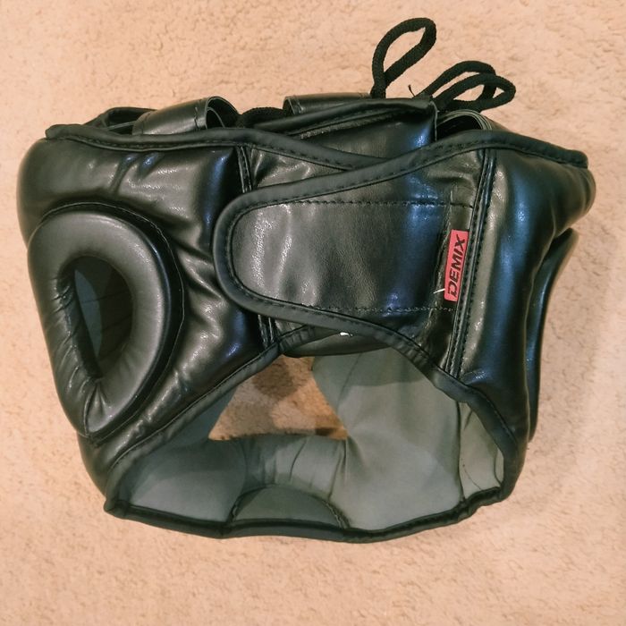 Спорт ( шлем,щитки)