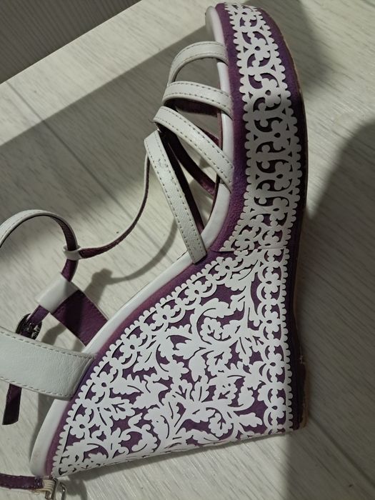 Продам BASCONI босоножки в идеальном состояние