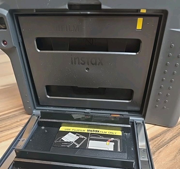 Апарат за моментни (полароидни) снимки instax 100