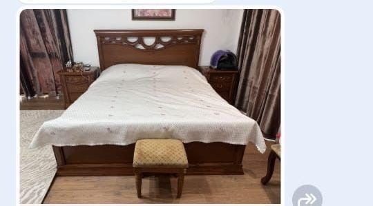 Кровать с матрасом и 2 тумбы