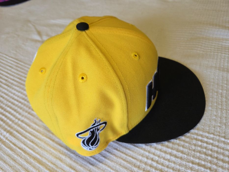 Sapca SnapBack NewEra Miami Heat NBA negru/galben. Impecabila.