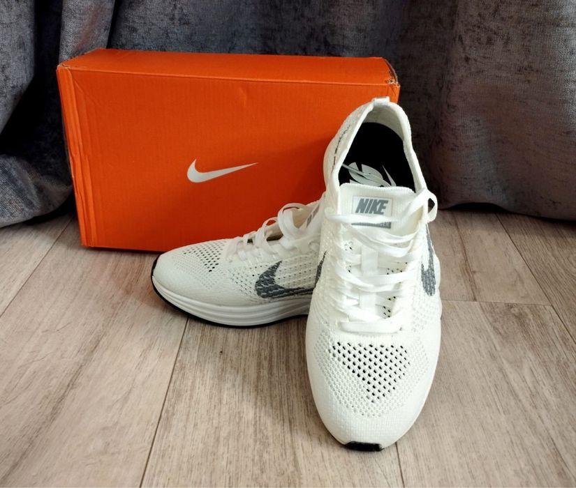 Продается мужская кроссовка