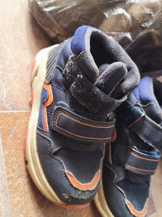 Детская обувь много