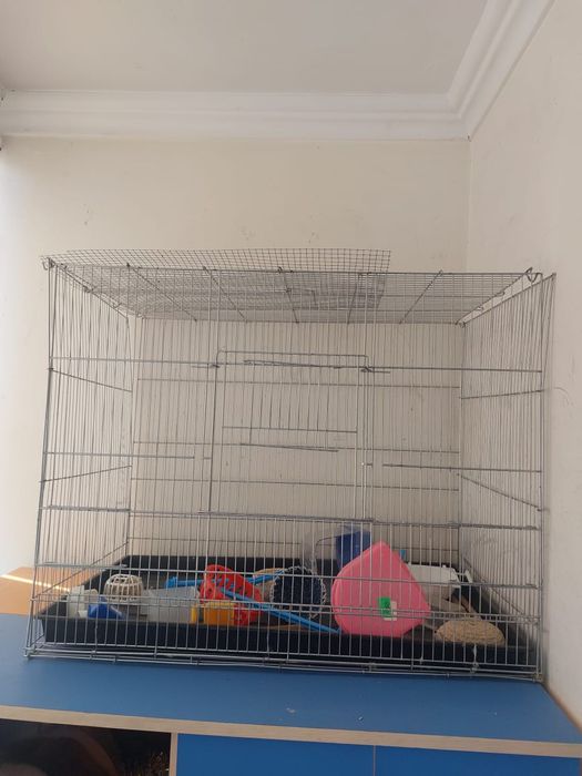 Продаю клетки для птицы и аксессуаров.