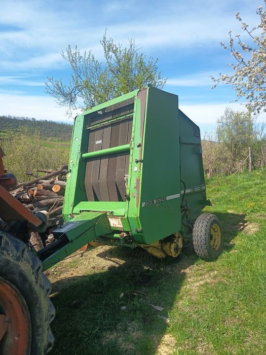 Vând presa baloți rotunzi John Deere 550