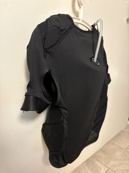 Vesta armura mtb Dainese Rival Pro cu hydration bag.