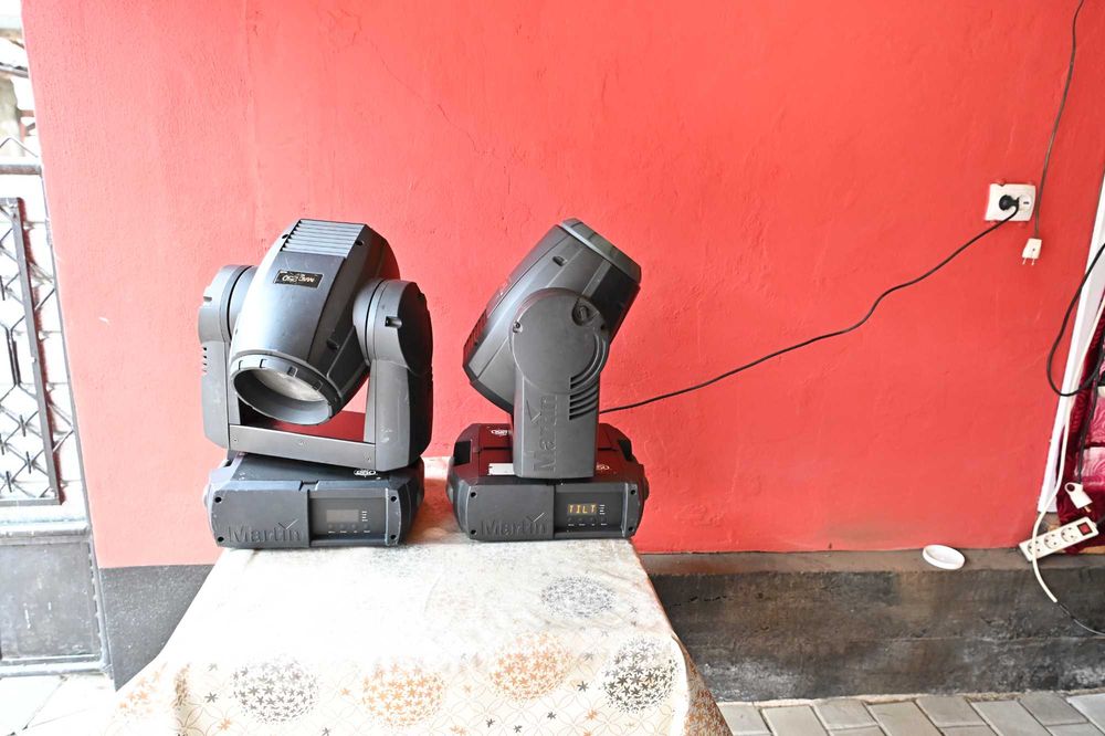 Vand 4 proiectoare profesionale MARTIN MAC 250 ENTOUR.