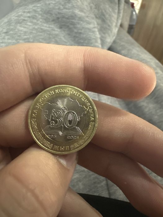 Монета наминалом 100 тенге