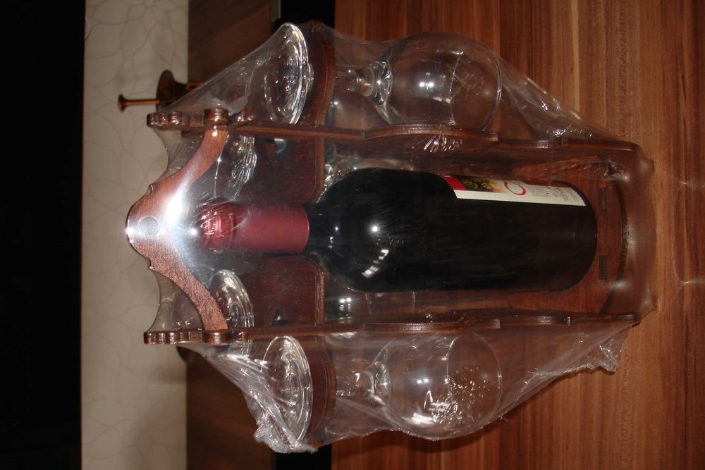 Suport vioara cu patru pahare si sticla vin