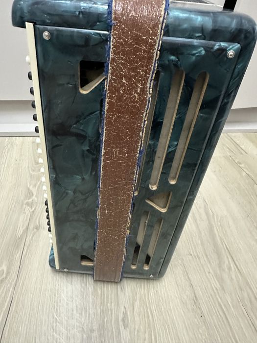 Продам баян без чехла и ремнев