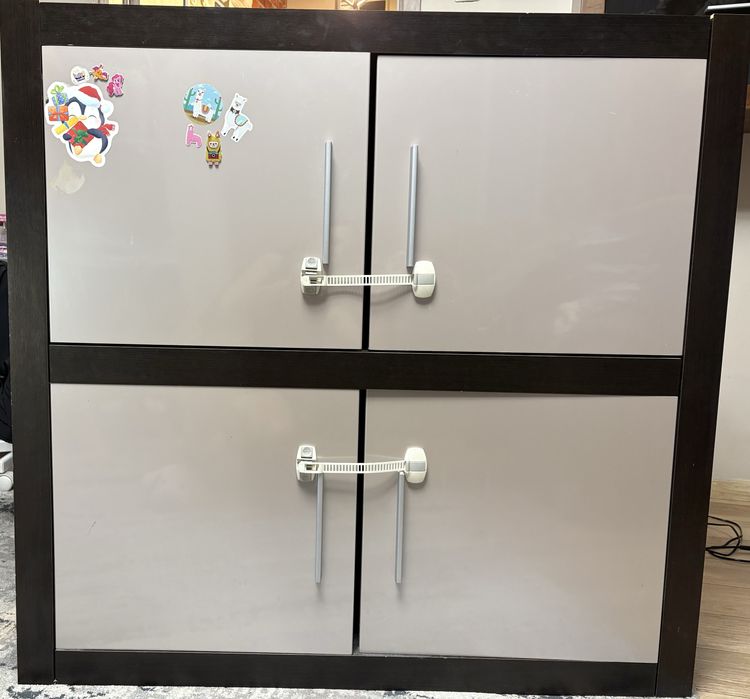 Comoda cu usi si polita