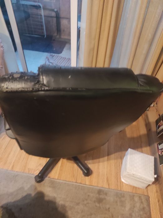 Въртящ се стол, изправен.