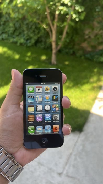 iPhone 4s ideal holatda retro telefon zaryatchik kabel qoshib beriladi