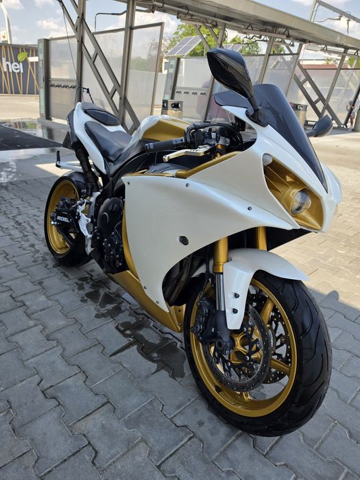 Yamaha R1 Big Bang 2011