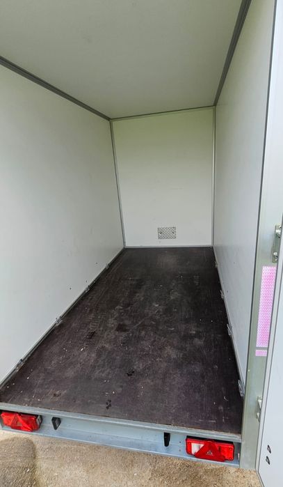 Remorca închisa 2 axe 2500 kg HUMBAUR – ideală reclamă / transport