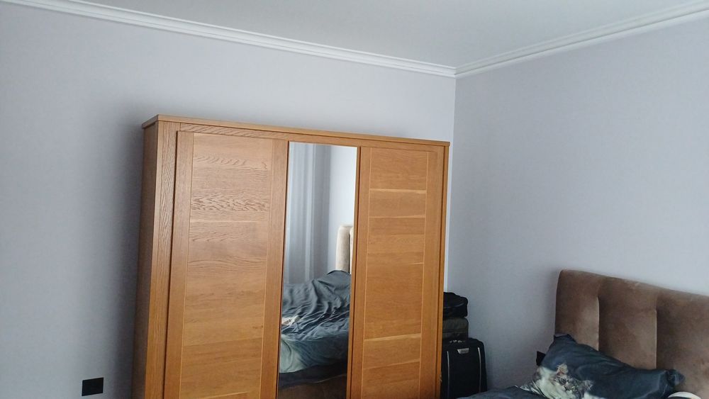 De vanzare dulap cu 2 noptiere