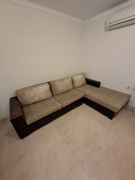 Ъглов диван с възглавници