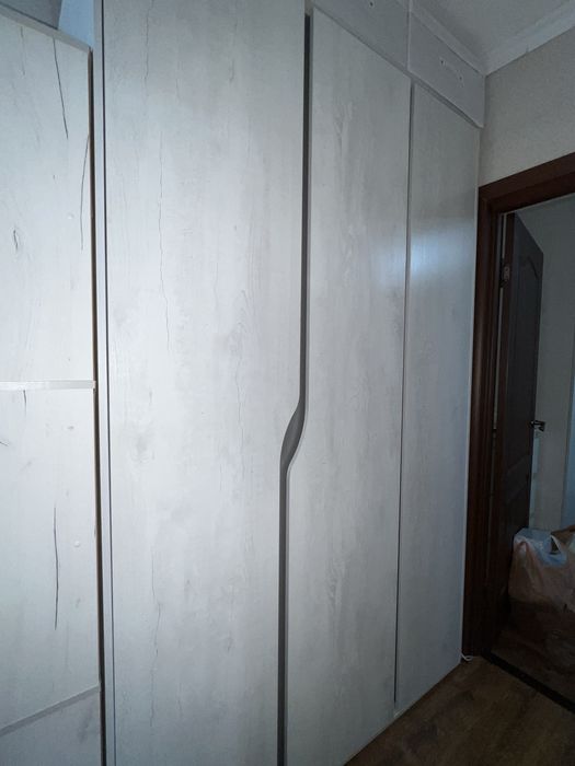 Шкаф трехдверный