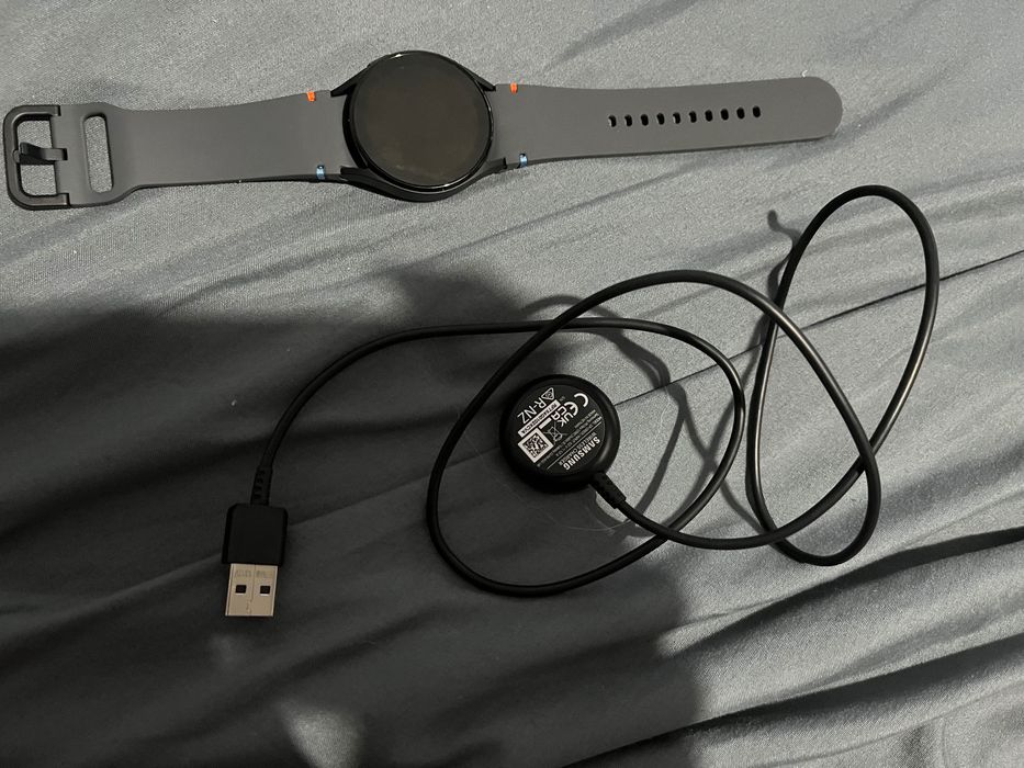 Samsung Galaxy Watch FE с гаранция 2 години