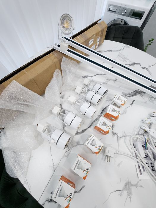 LED Релсово Осветление с Бели Спотове