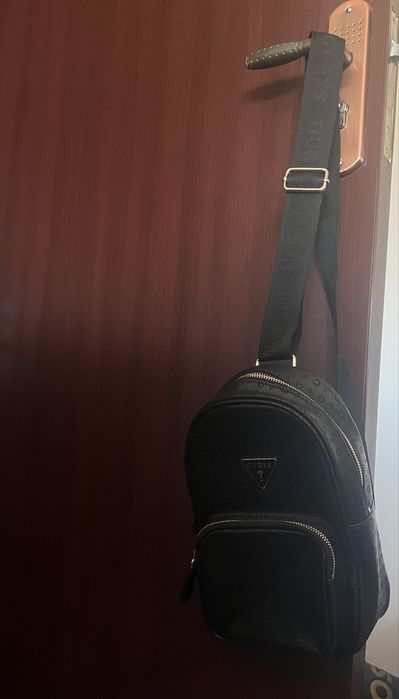 Vand rucsac Guess de dama pe umar