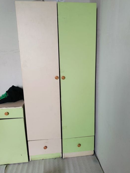 Детской шифонер и стол