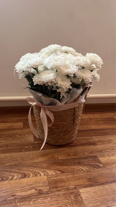 цветы белые с корзиной