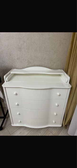 Комод белый четырехстворчатый