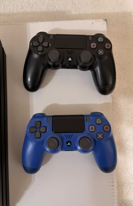 отличен PS 4 Pro, low firmware, 2 джойстика, подаръци FC 26+други игри