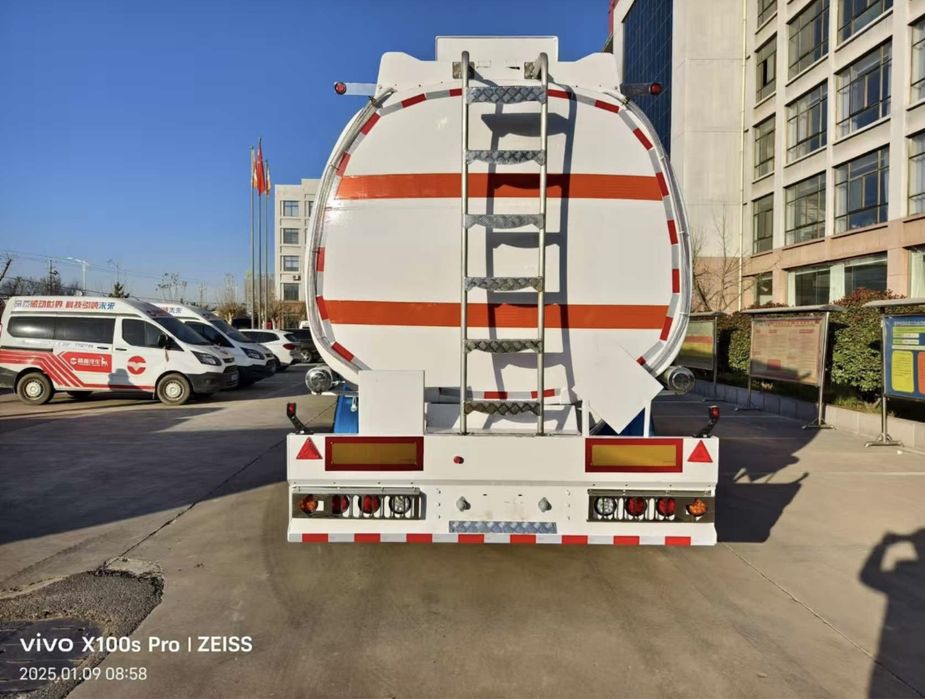 Tank yuk mashinasi, dizel, benzin tashish uchun maxsus yarim tirkama