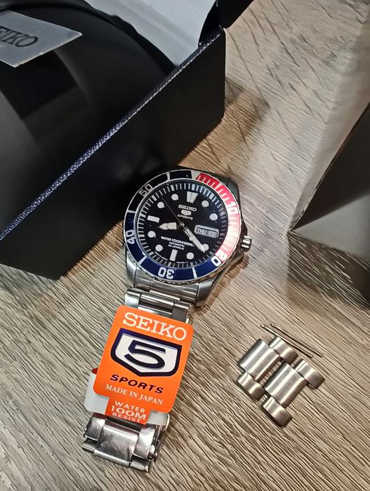 Seiko 5 Sport SNZF15J1 Pepsi Sea Urchin