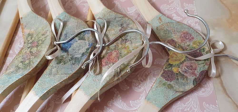 Дървени закачалки за дрехи, ръчно изработени с декупаж