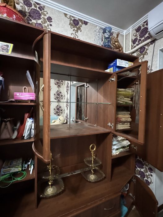 Продам гостинный шкаф-сервант