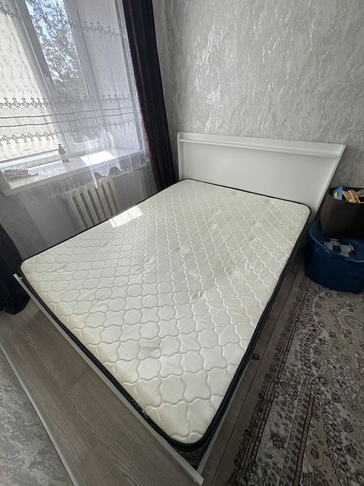 Продам кровать и стулья