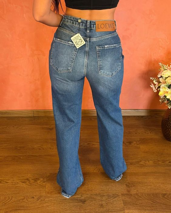 Blugi Loewe noi cu eticheta
