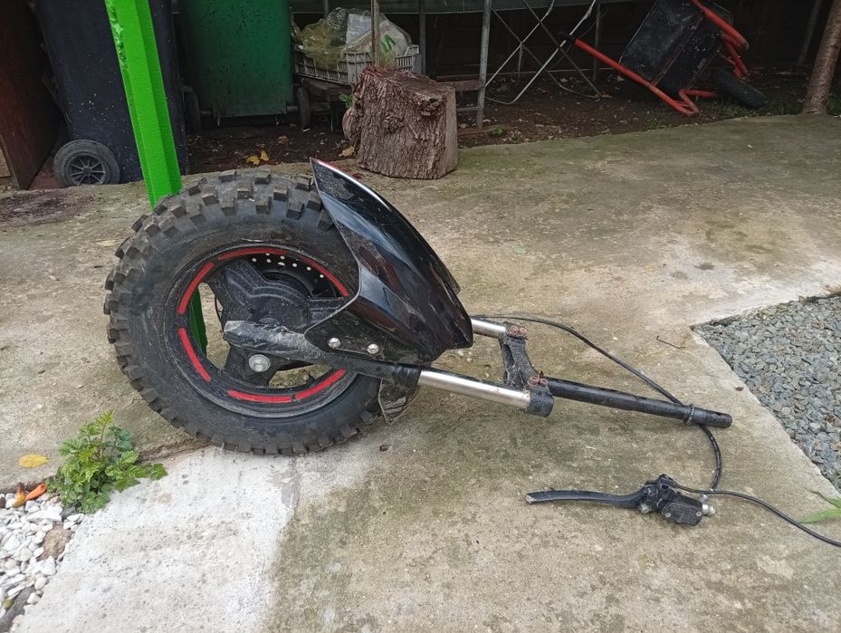 Vând piese de scuter electric și 4 baterii