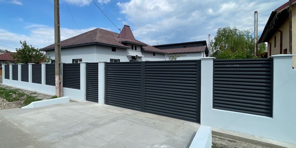 Garduri jaluzea si garduri din sipcă metalica